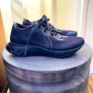 Nike Renew Run in Black / Anthracite